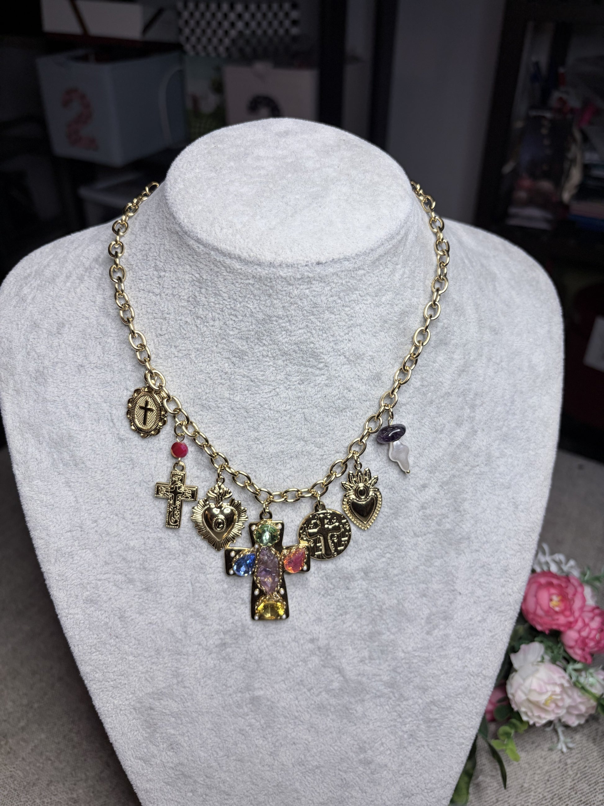 Collana charm sacro vintage placcata oro su busto espositore - vista frontale