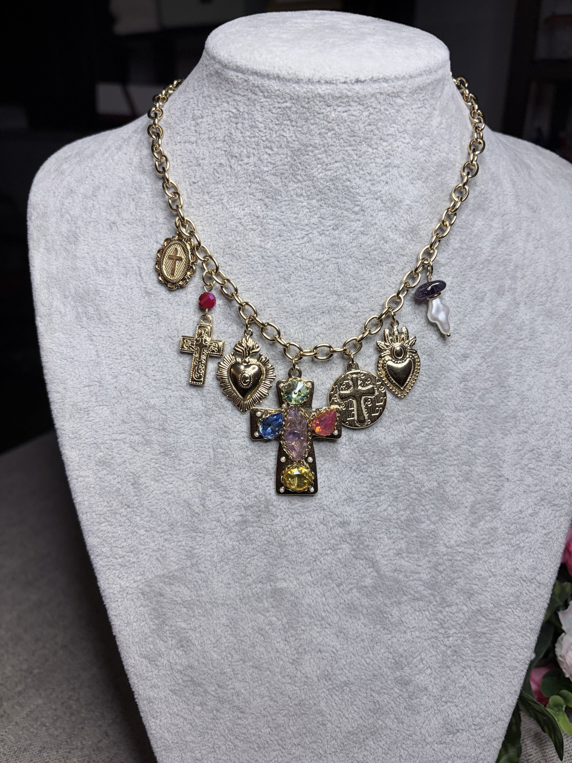 Collana charm sacro vintage placcata oro su busto espositore - vista frontale