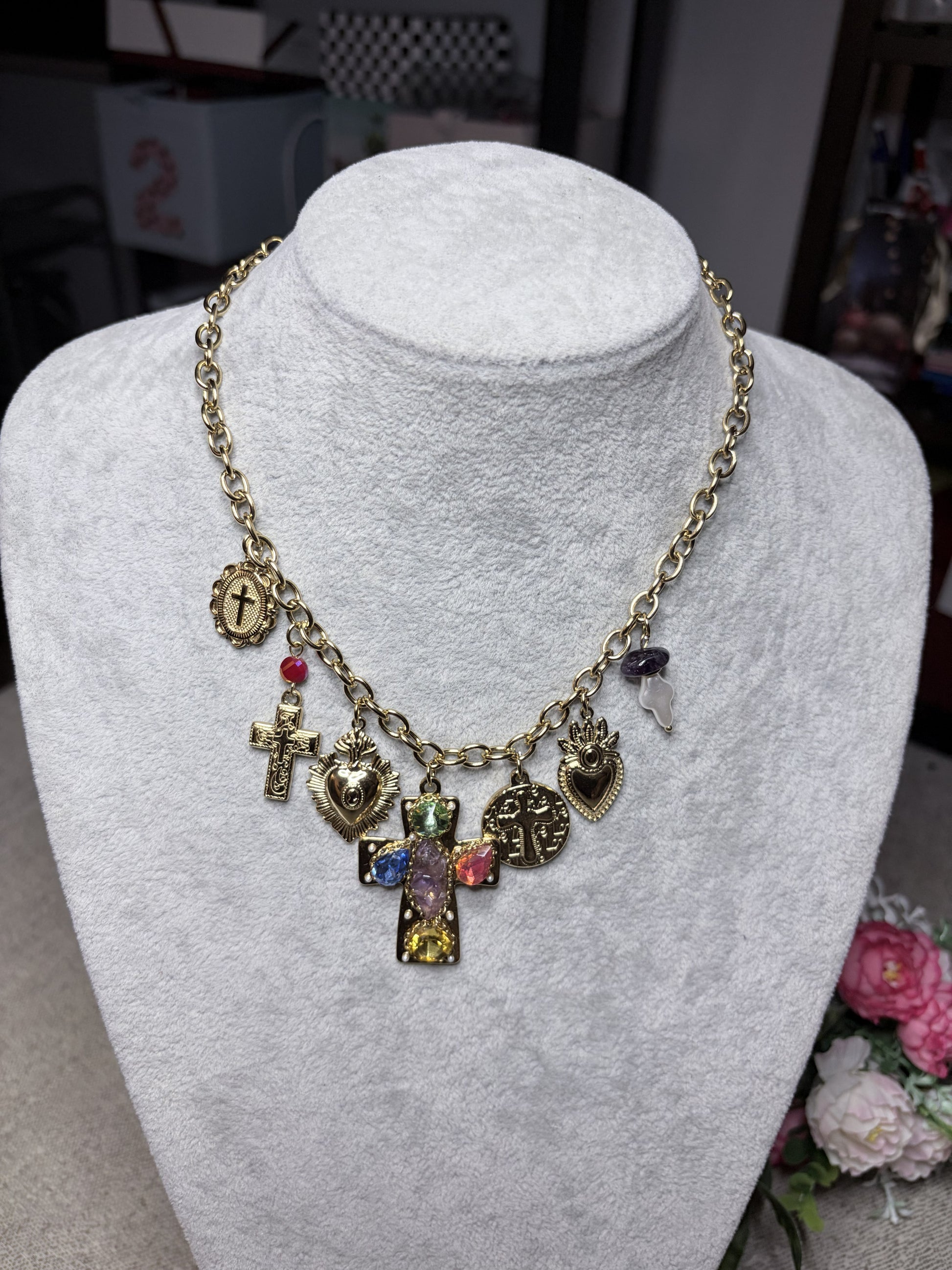 Collana charm sacro vintage placcata oro su busto espositore - vista frontale