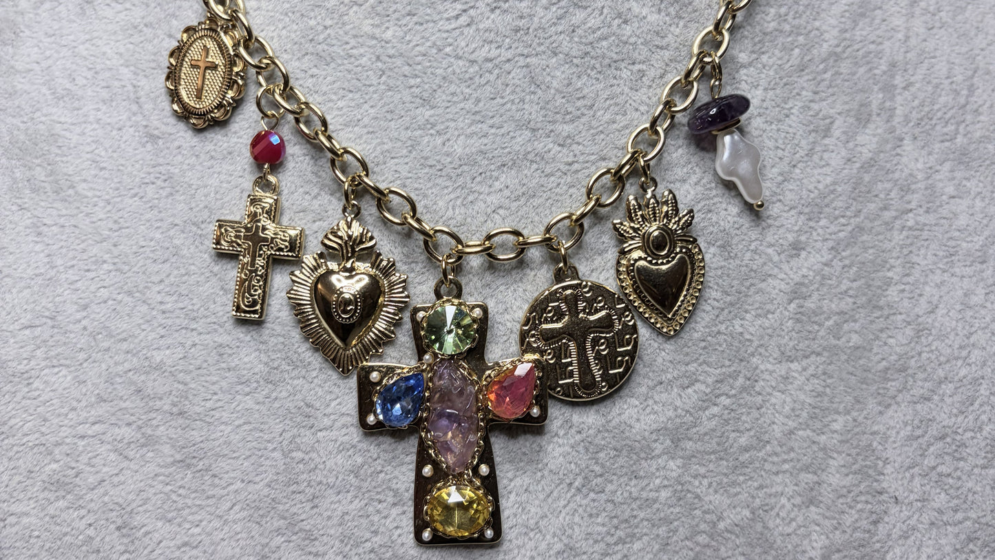 Collana charm sacro vintage placcata oro su busto espositore - primo piano