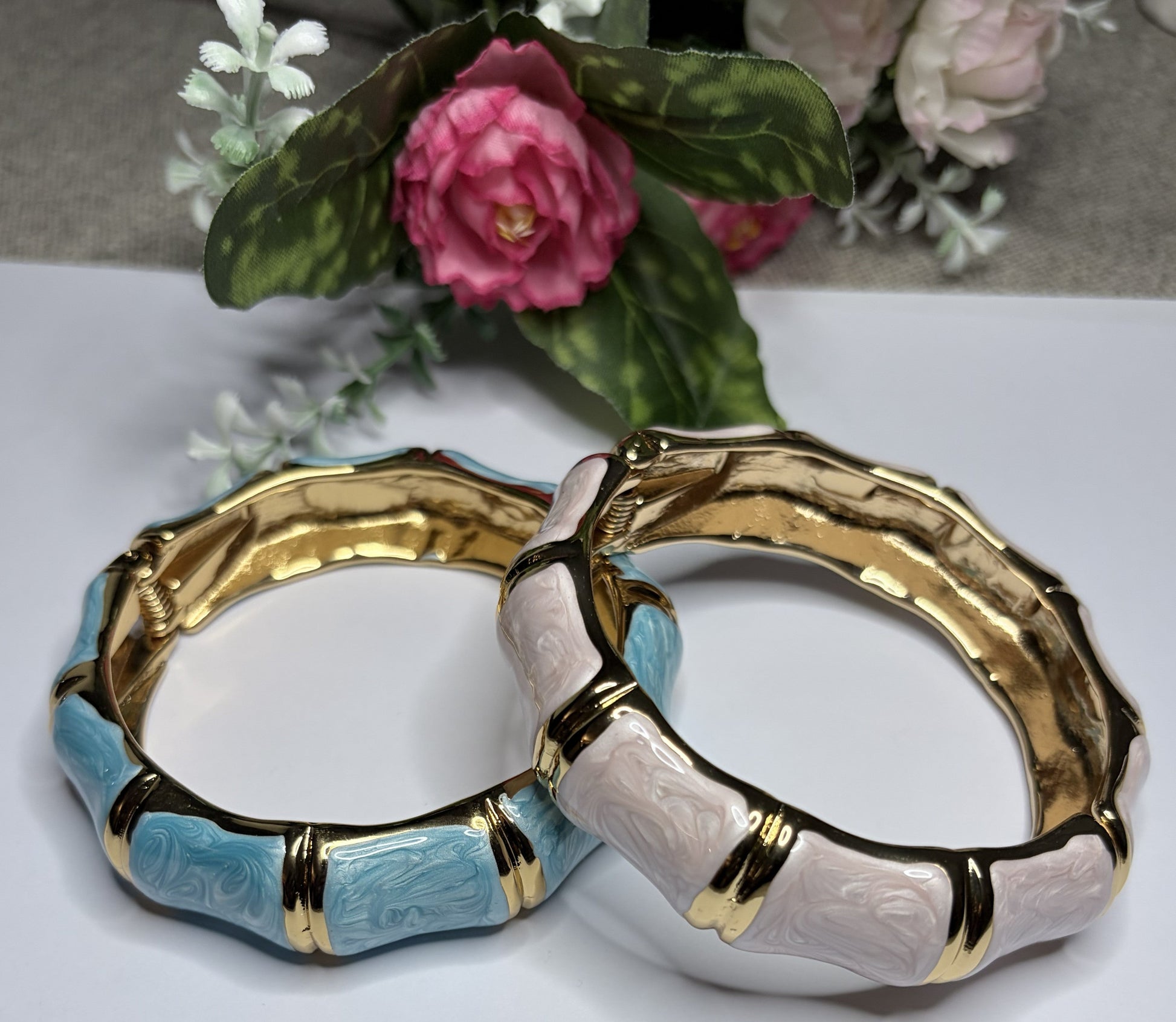 Bracciale rigido bambù smaltato turchese e rosa cipria con bordi dorati