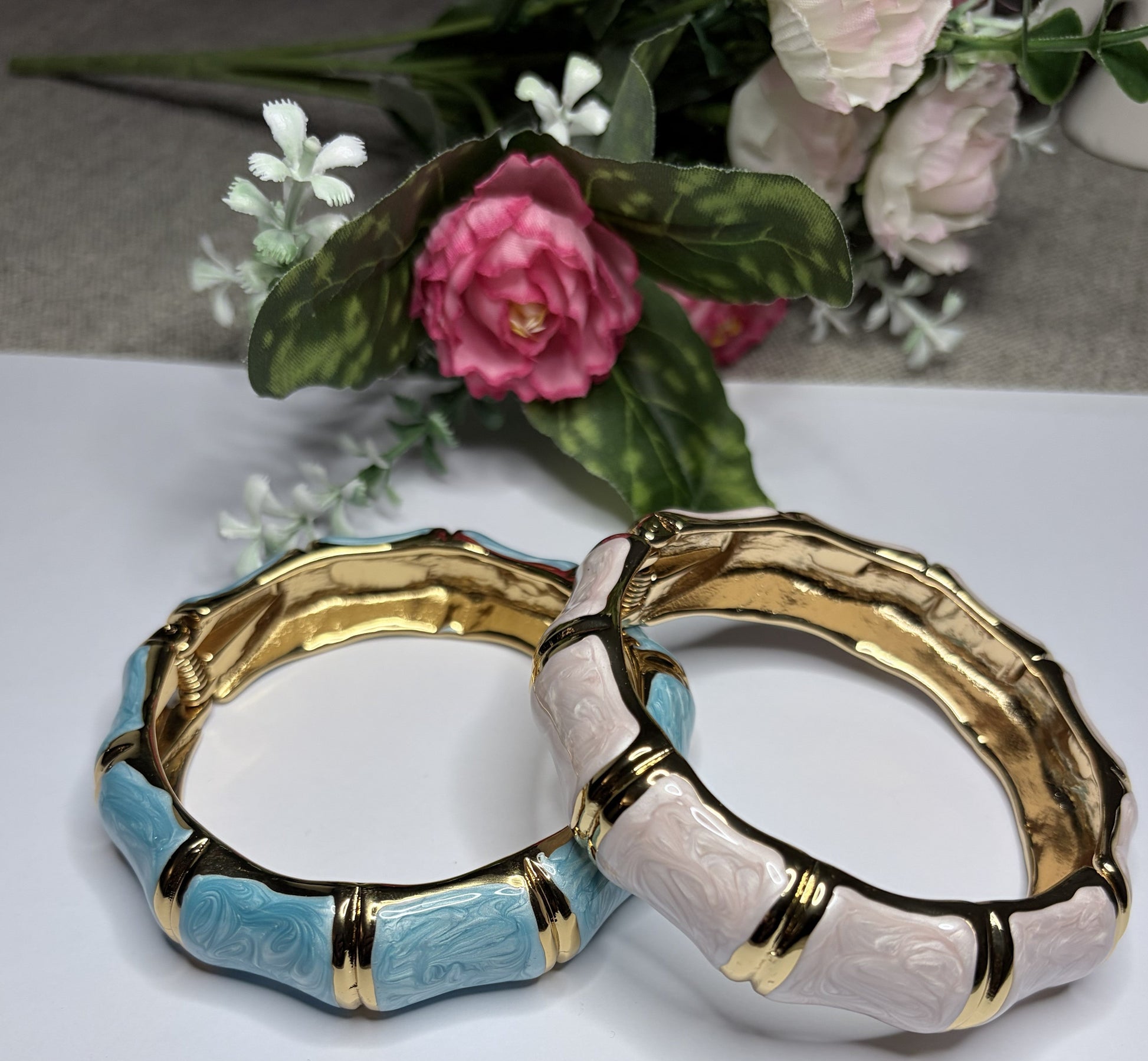 Bracciale rigido bambù smaltato turchese e rosa cipria con bordi dorati