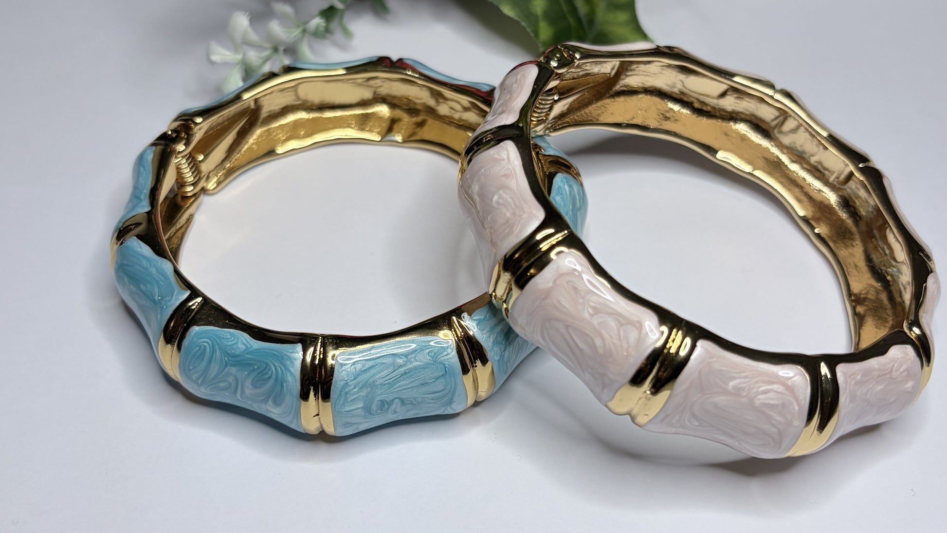 Bracciale rigido bambù smaltato turchese e rosa cipria con bordi dorati