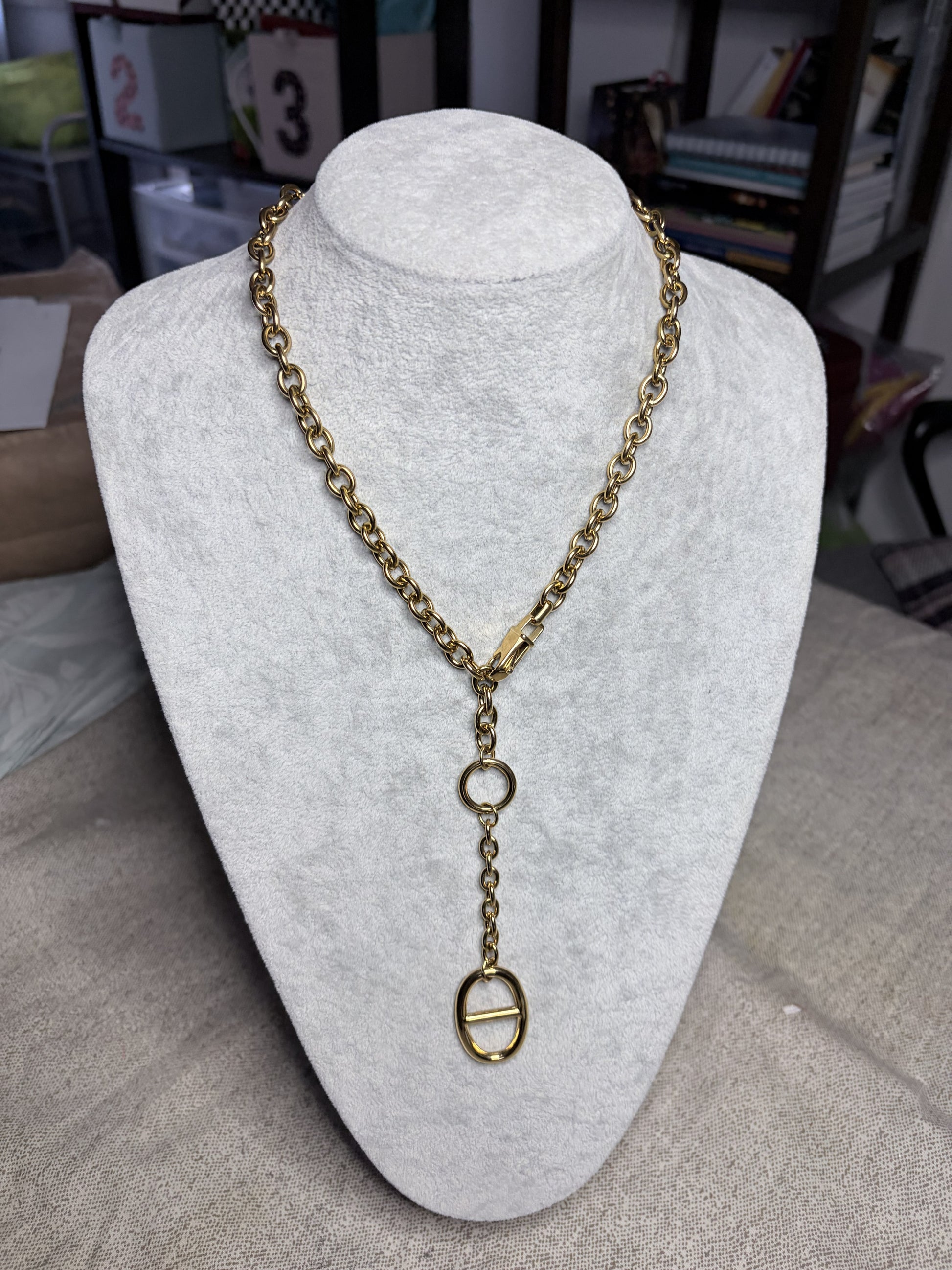 Collana catena grossa dorata lariat — dettaglio maglie ovali e chiusura a scorrimento