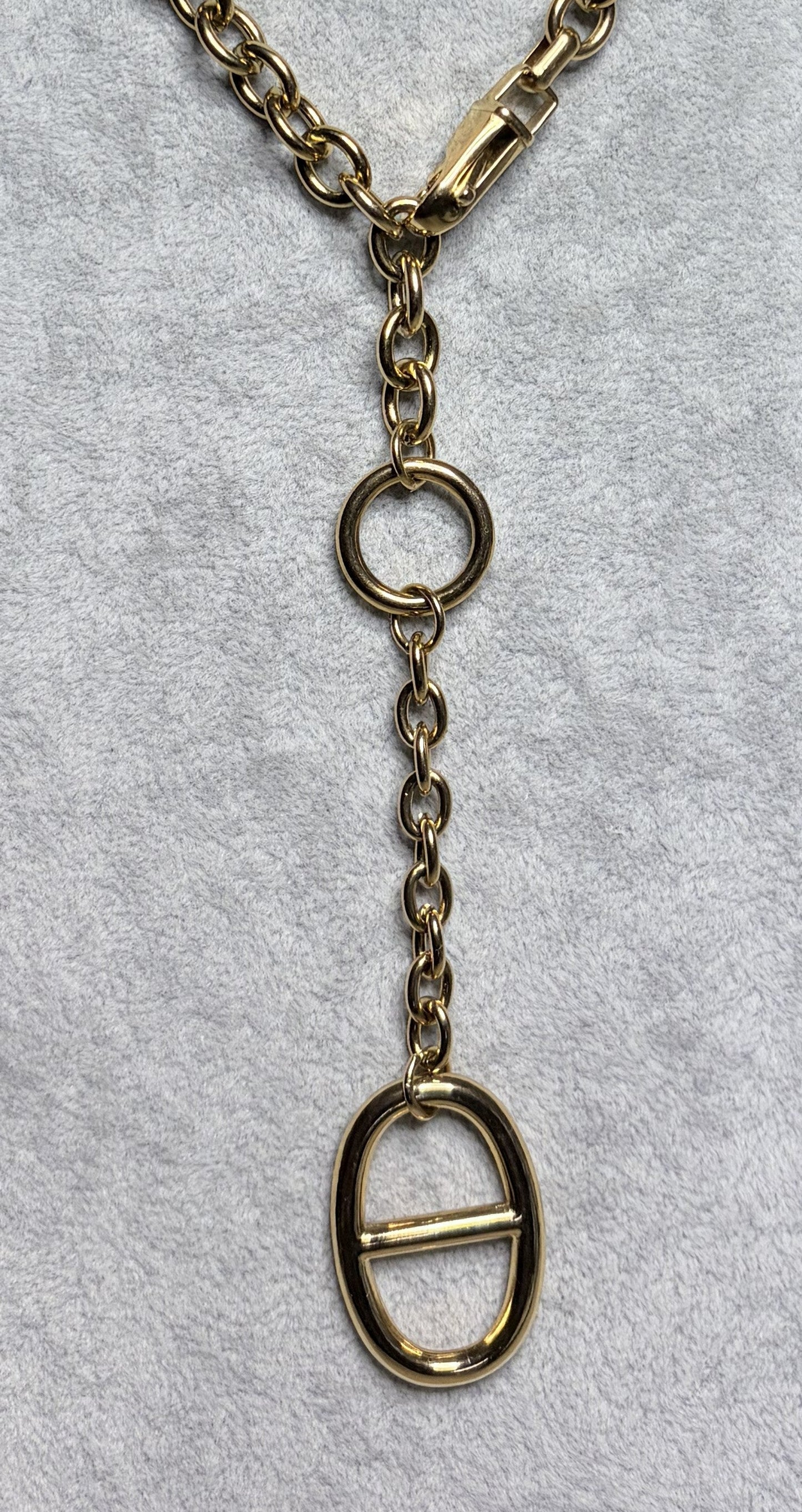 Collana catena grossa dorata lariat — dettaglio ciondolo