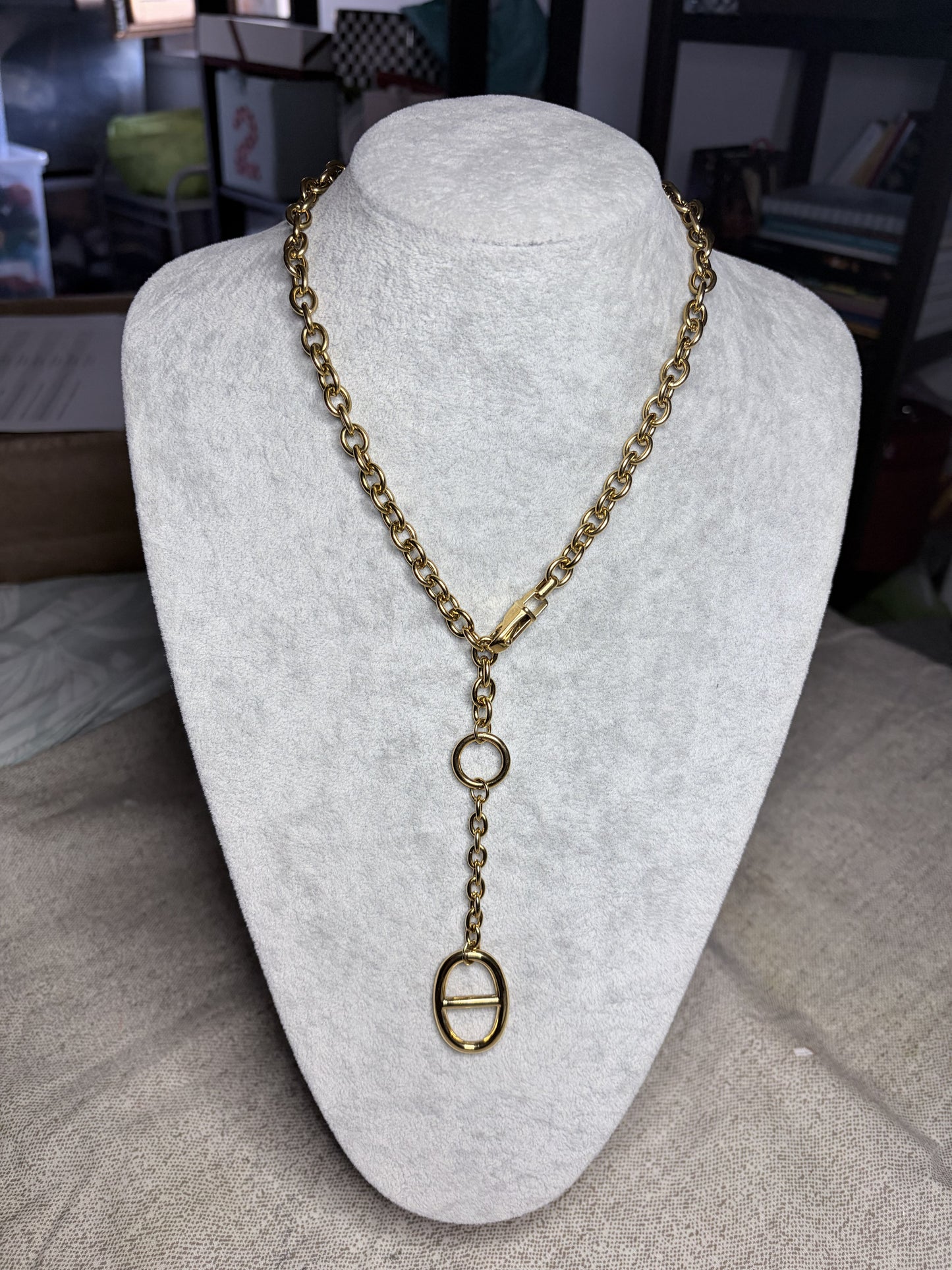 Collana lariat oro catena a maglie ovali — vista frontale su busto bianco