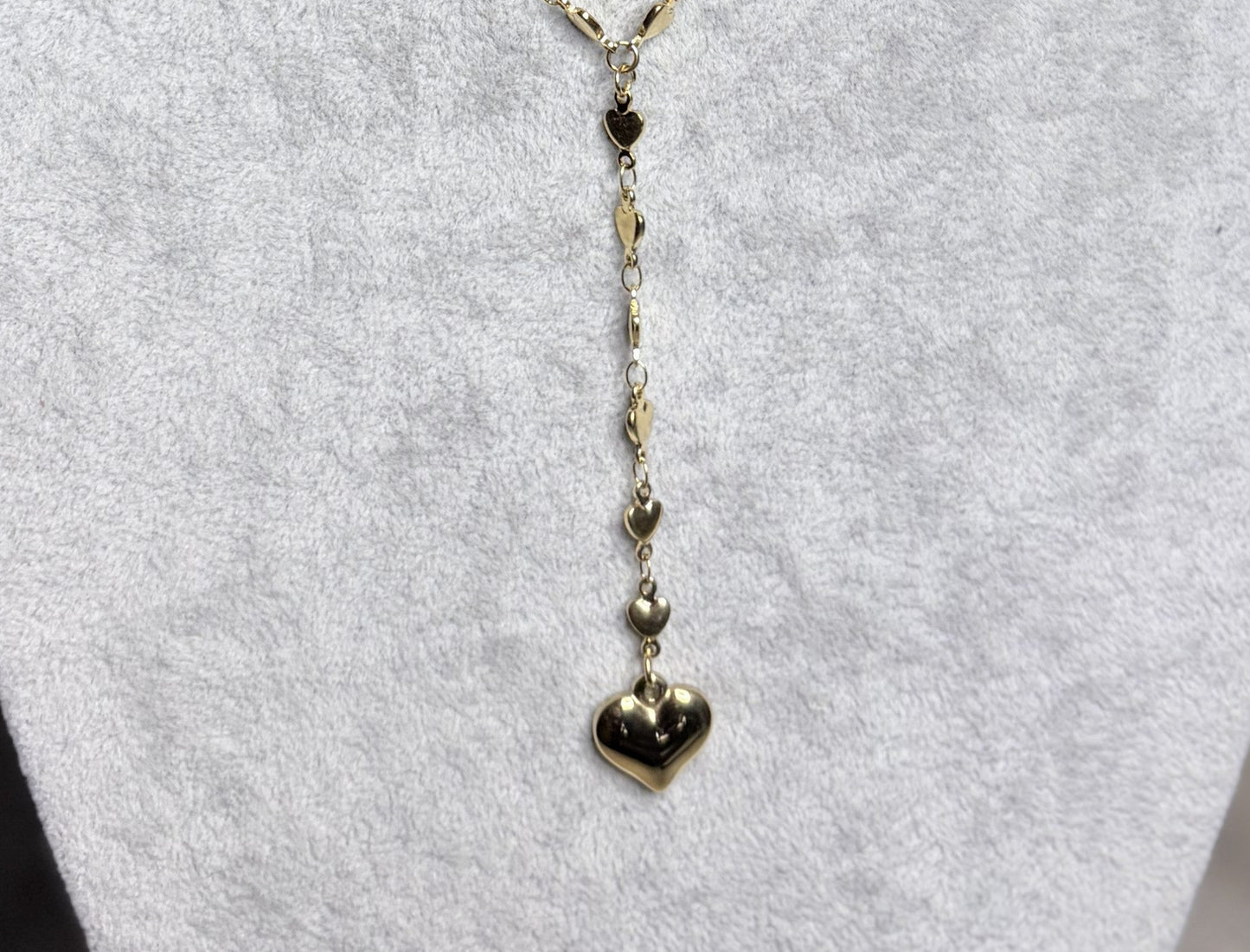 Collana lariat oro catena cuoricini — dettaglio ciondolo cuore bombato