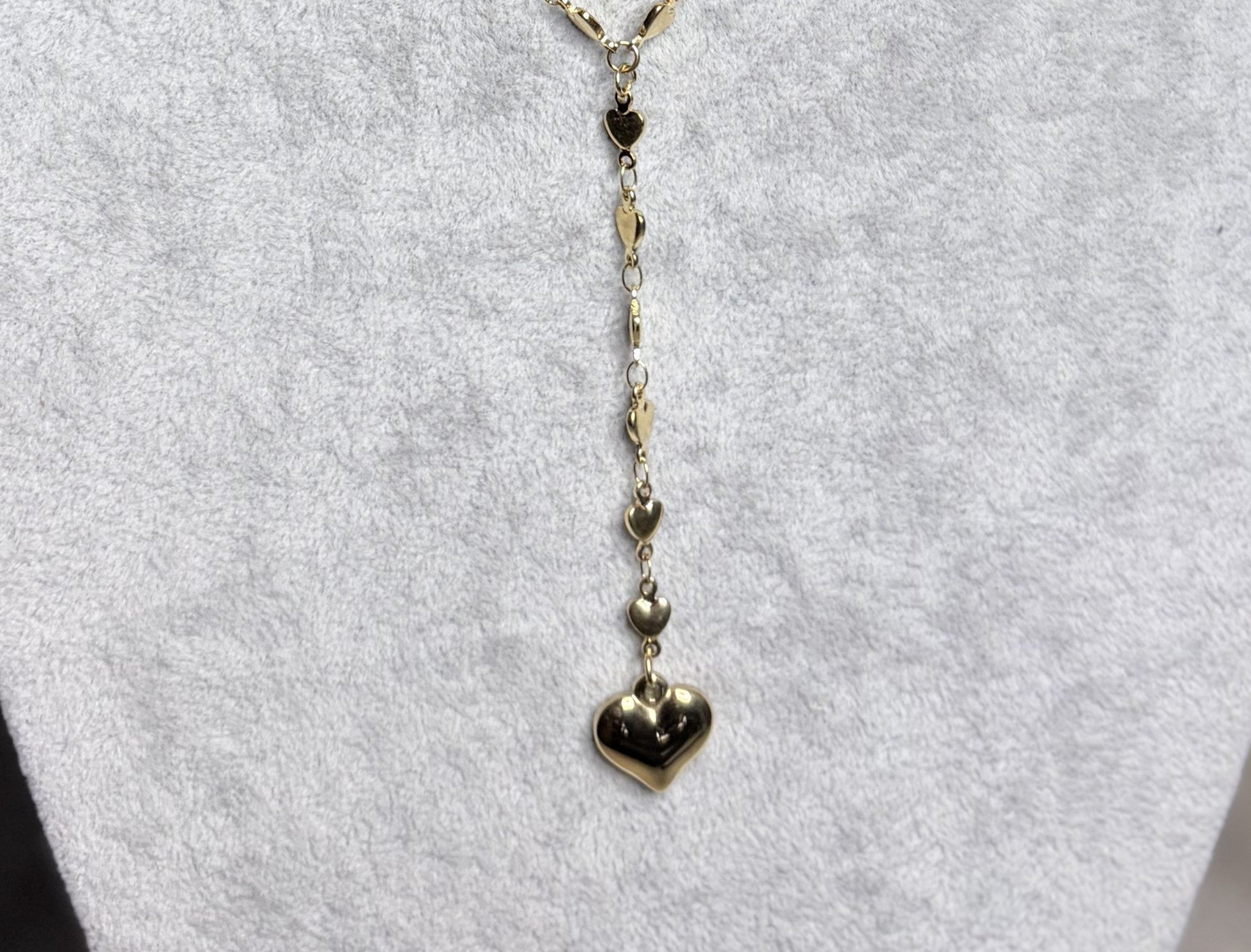 Collana lariat oro catena cuoricini — dettaglio ciondolo cuore bombato