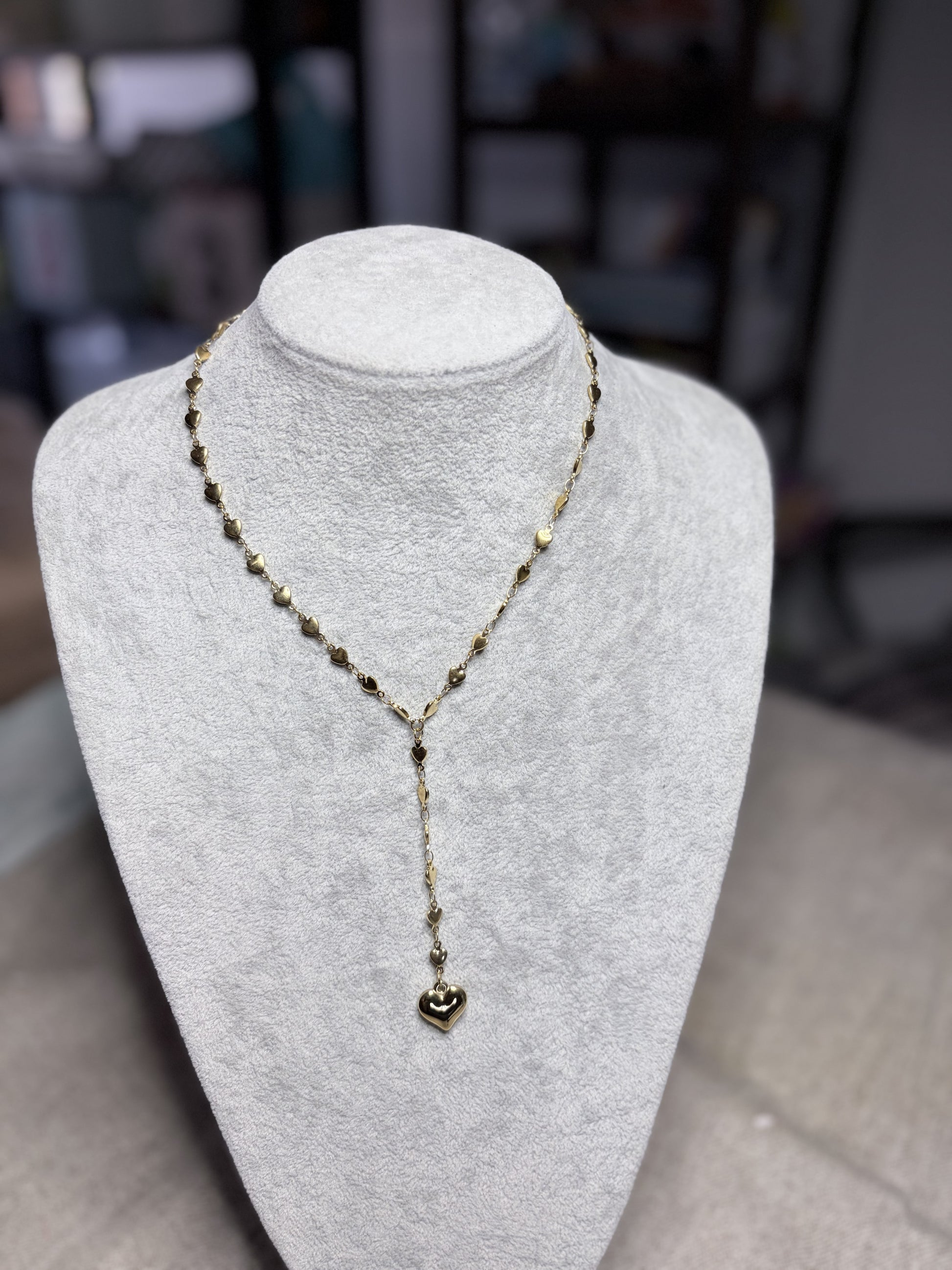 Collana lariat dorata cuoricini con ciondolo cuore su busto bianco