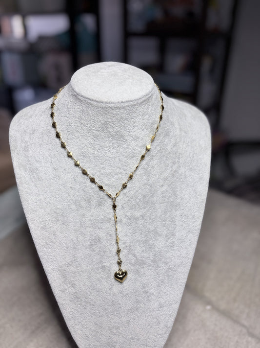 Collana lariat dorata cuoricini con ciondolo cuore su busto bianco