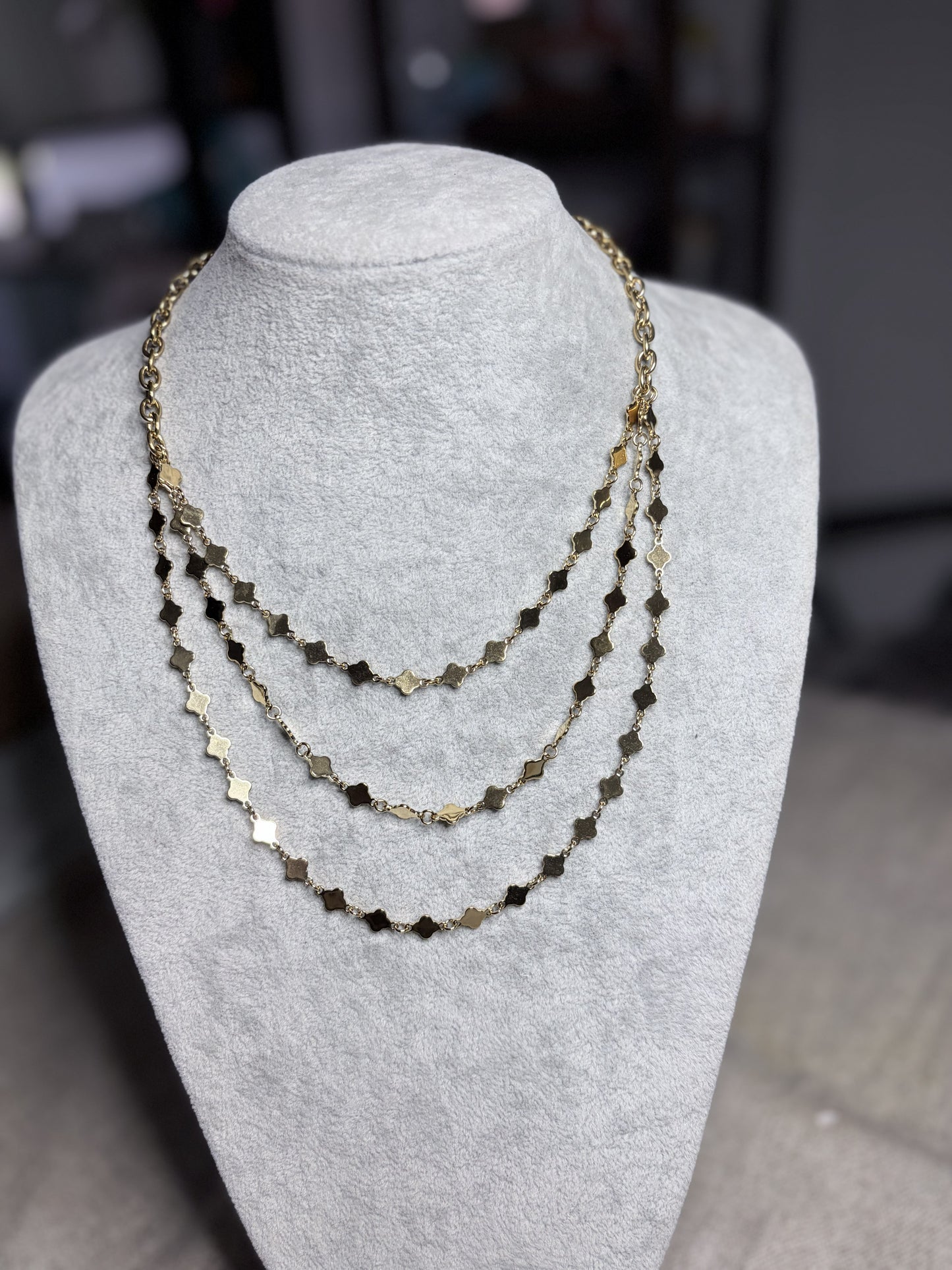 Collana multifilo dorata con stelline su busto bianco