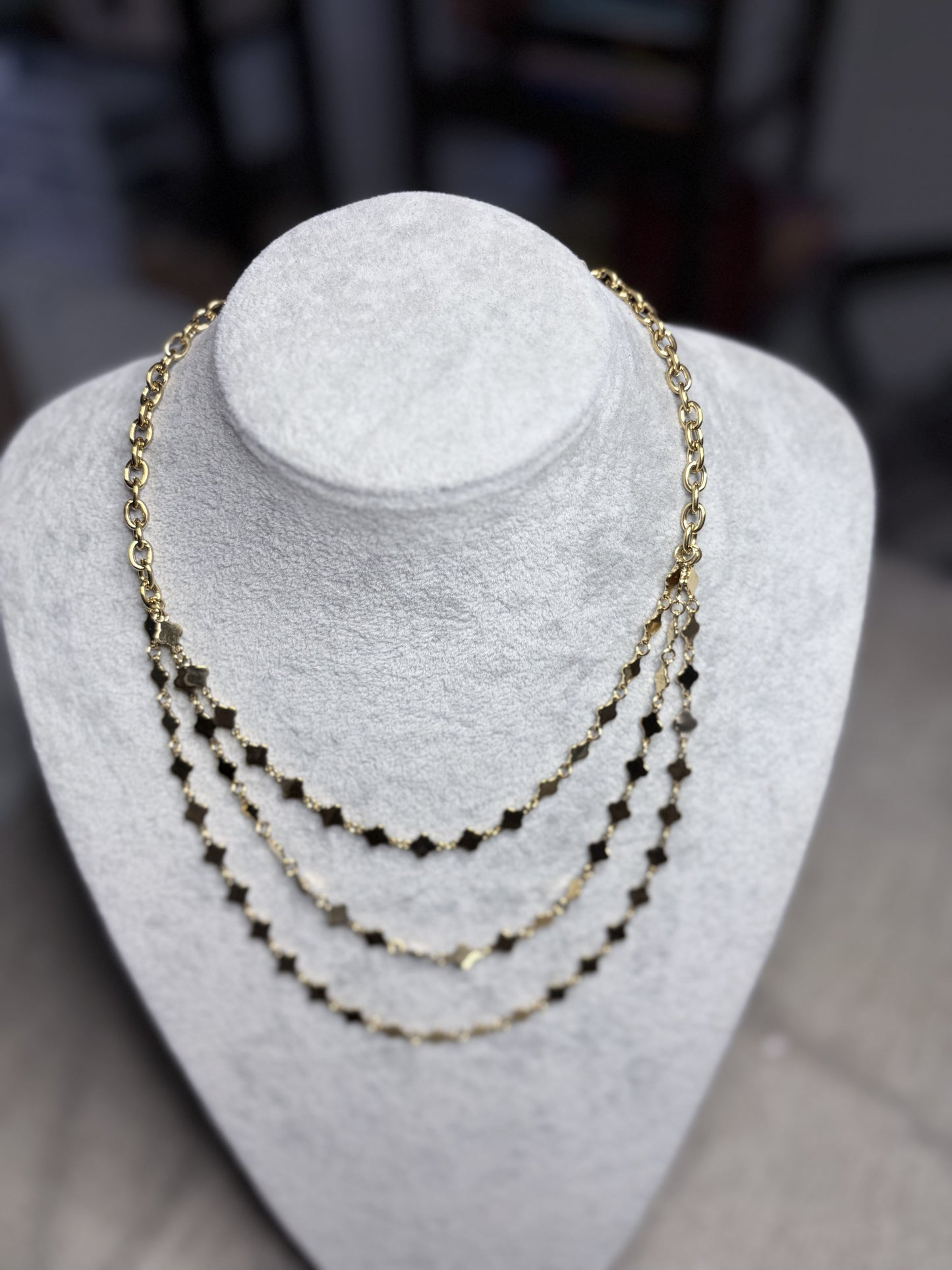 Collana multifilo dorata con stelline su busto bianco