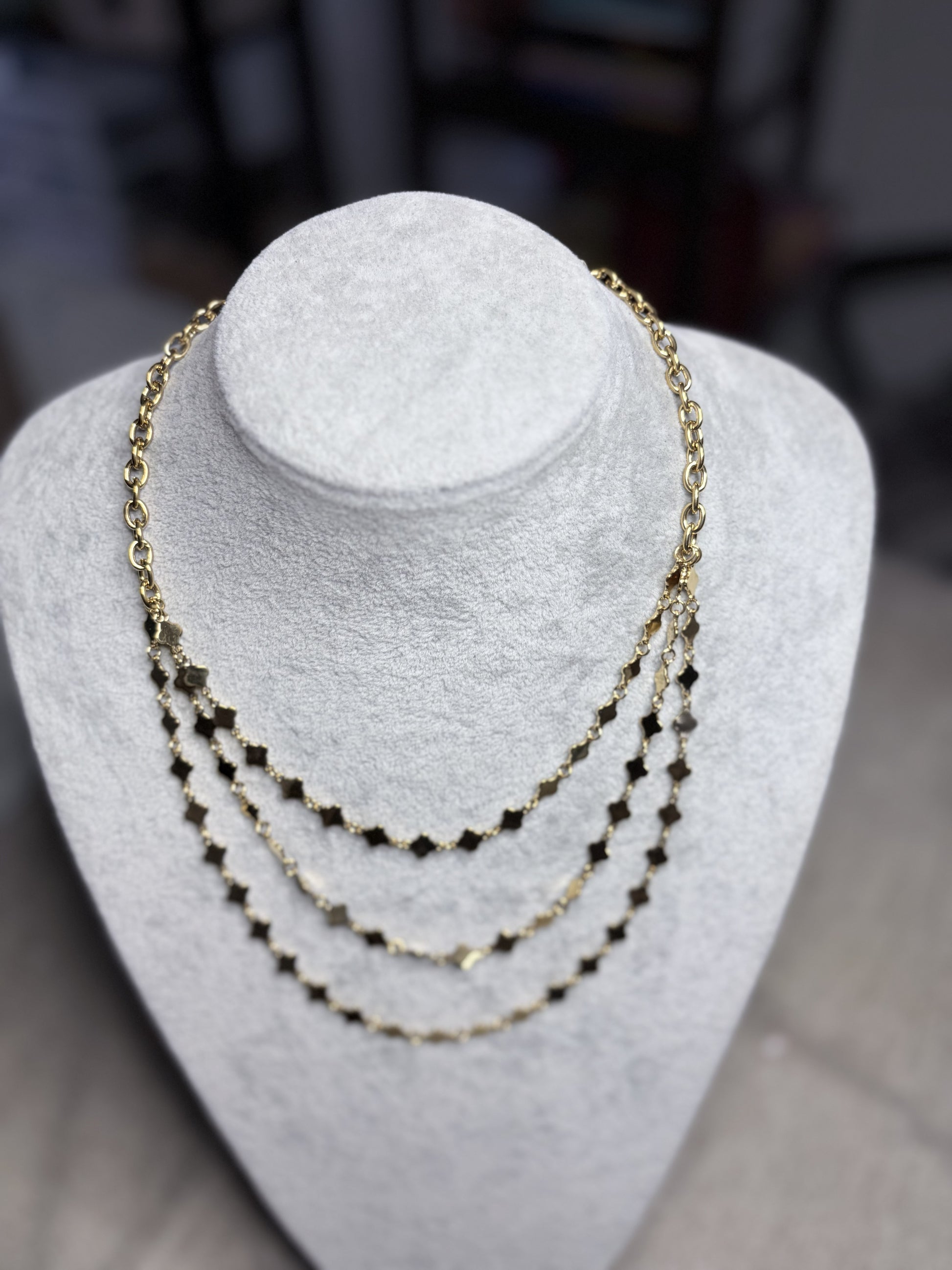 Collana multifilo dorata con stelline su busto bianco