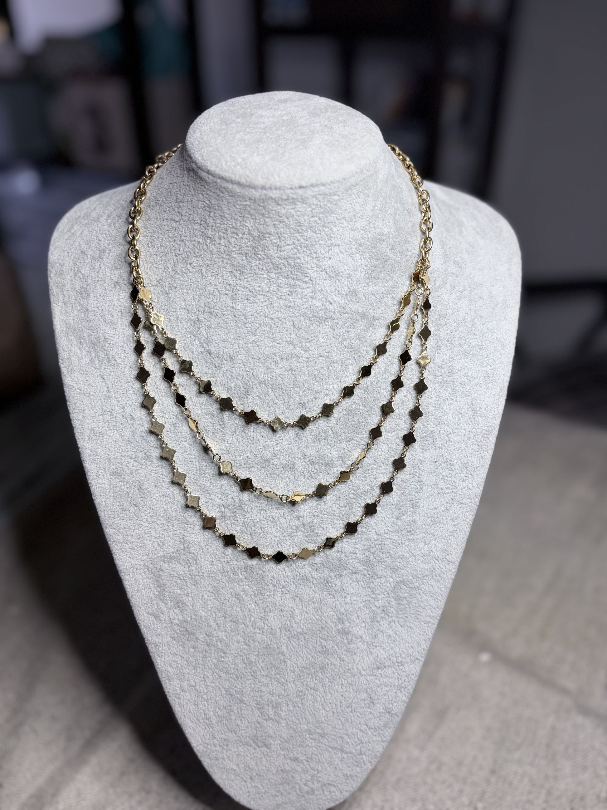 Collana multifilo dorata con stelline su busto bianco