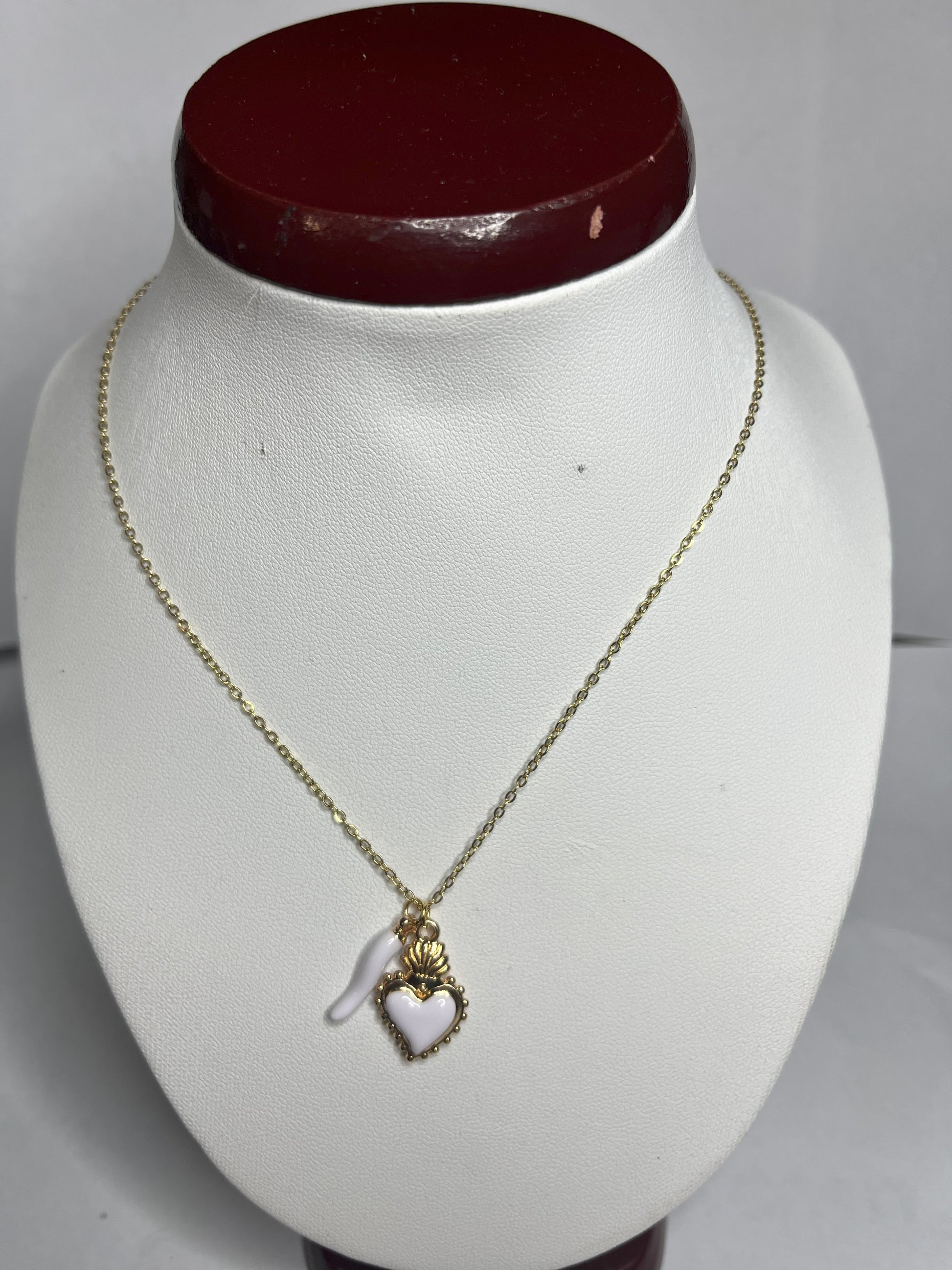 Collana Love Charm con catena dorata e doppio pendente a forma di cuore e cornetto portafortuna, disponibile in vari colori