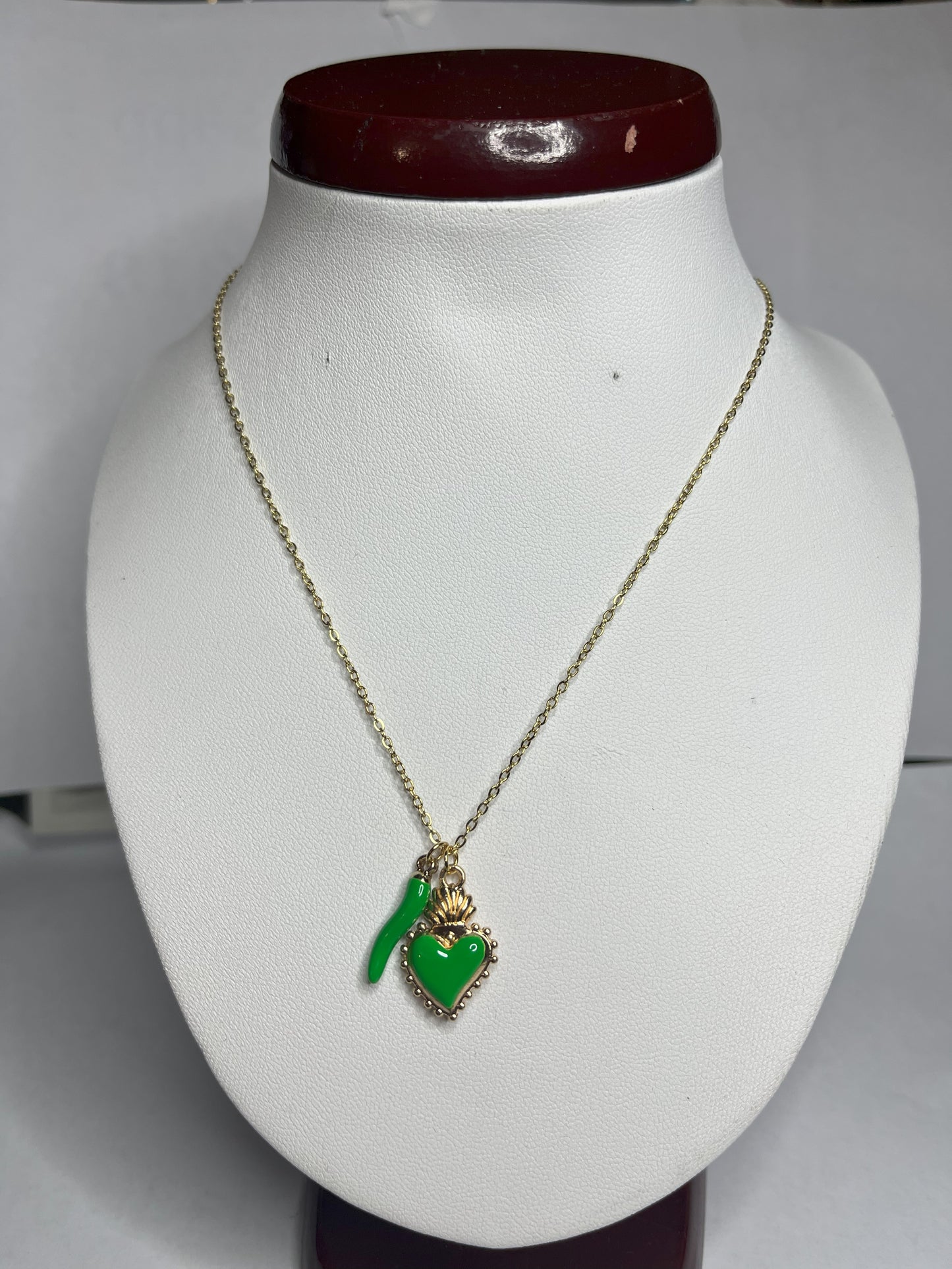 Collana Love Charm con catena dorata e doppio pendente a forma di cuore e cornetto portafortuna, disponibile in vari colori