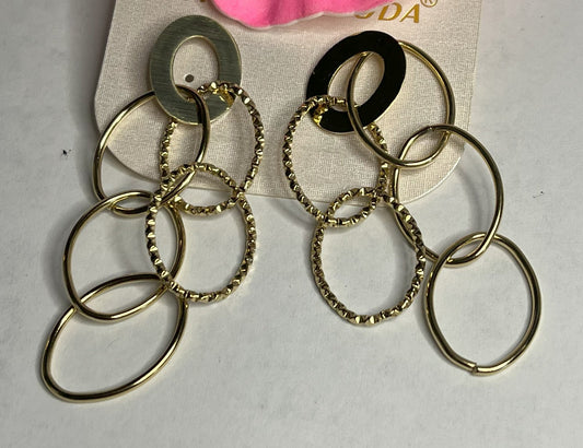 Orecchini Circle Swing in acciaio premium dorato con design geometrico a cerchi multipli concatenati che creano un effetto movimento dinamico ed elegante