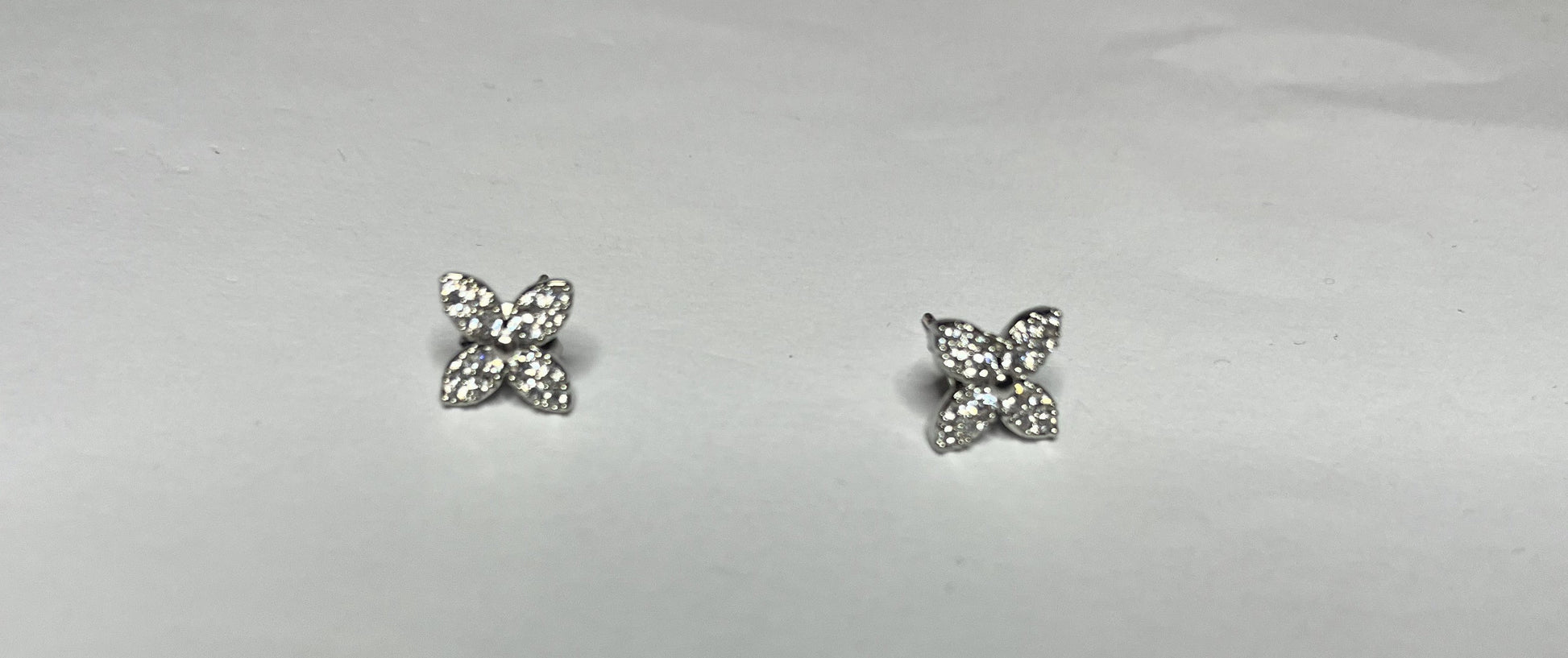 Orecchini a Lobo Croce con Cristalli Scintillanti in Acciaio Inossidabile placcato argento