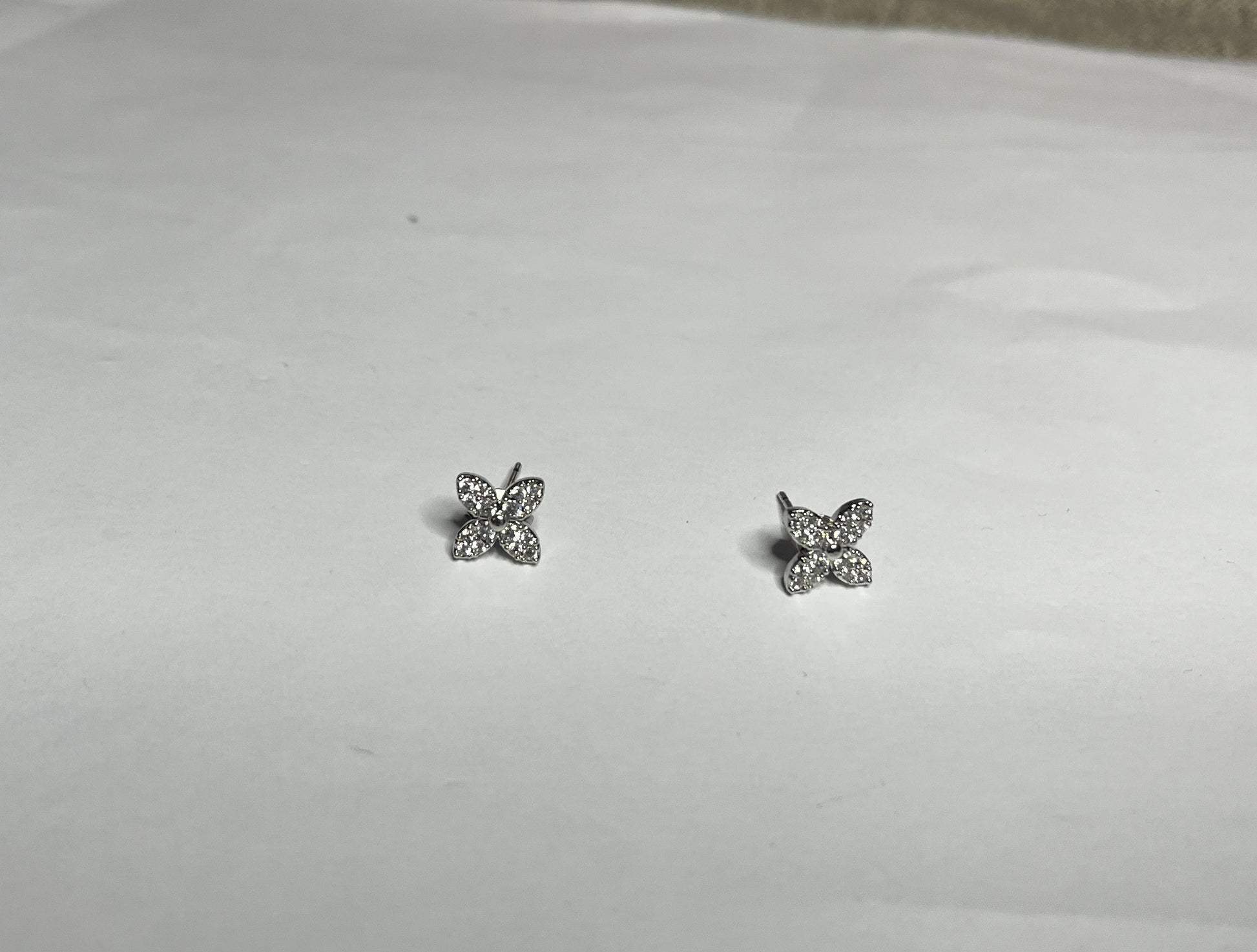 Orecchini a Lobo Croce con Cristalli Scintillanti in Acciaio Inossidabile placcato argento