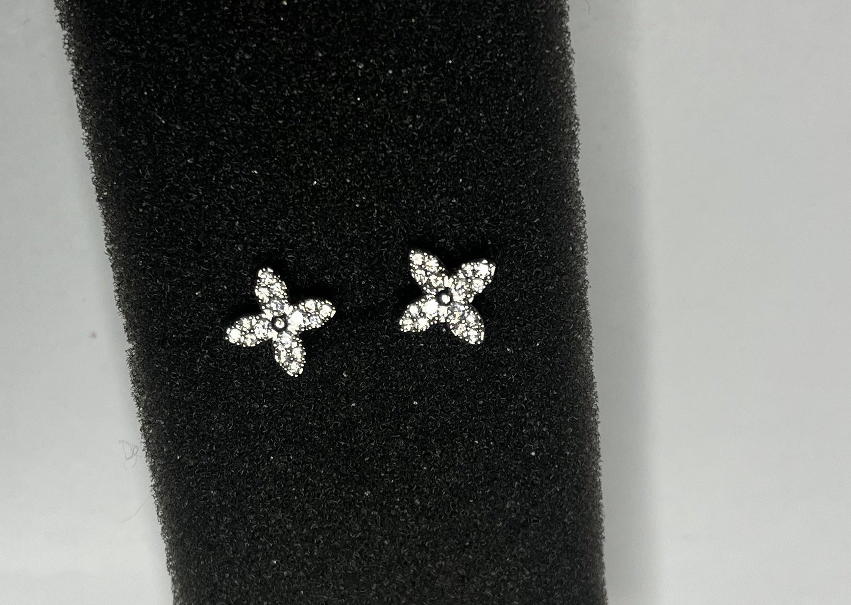 Orecchini a Lobo Croce con Cristalli Scintillanti in Acciaio Inossidabile placcato argento