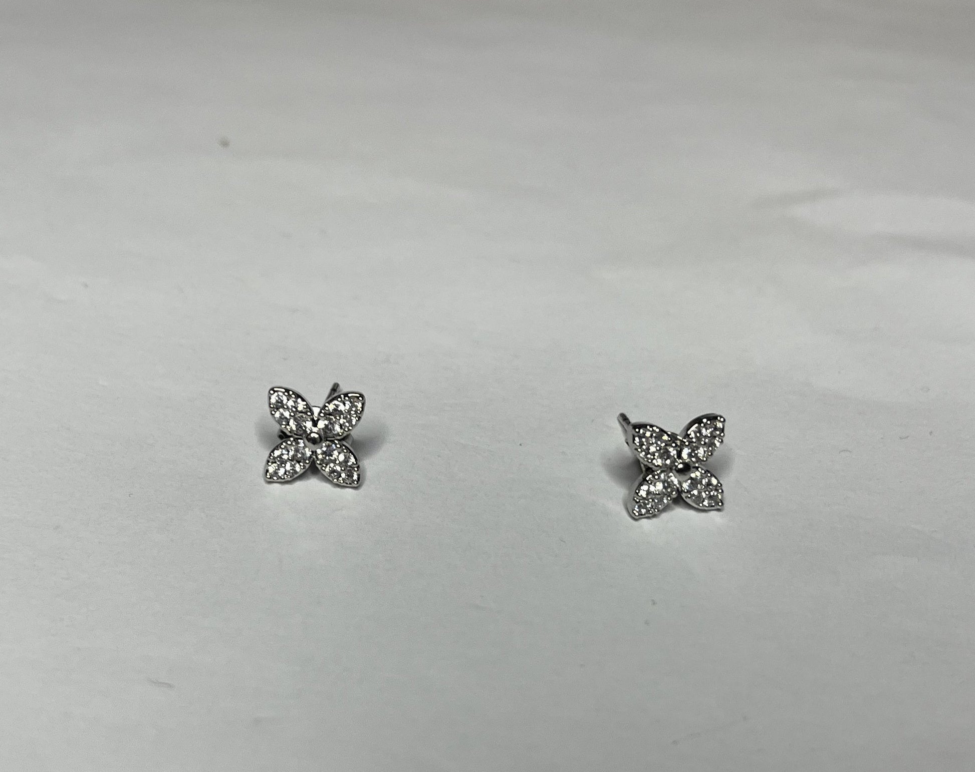 Orecchini a Lobo Croce con Cristalli Scintillanti in Acciaio Inossidabile placcato argento