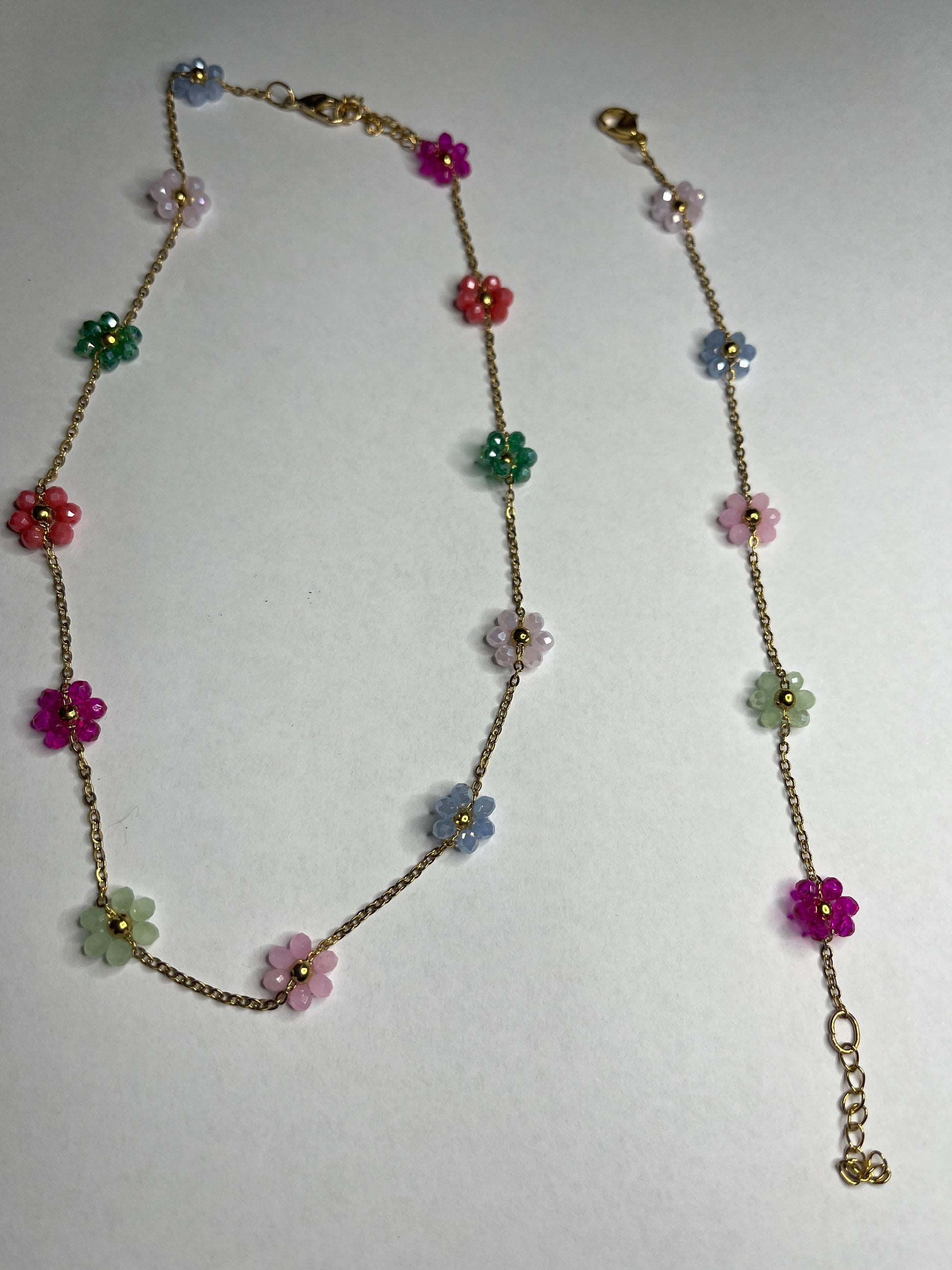 Set Bouquet con collana e braccialetto coordinati in acciaio inox con piccoli fiorellini colorati su catena dorata, stile romantico e femminile