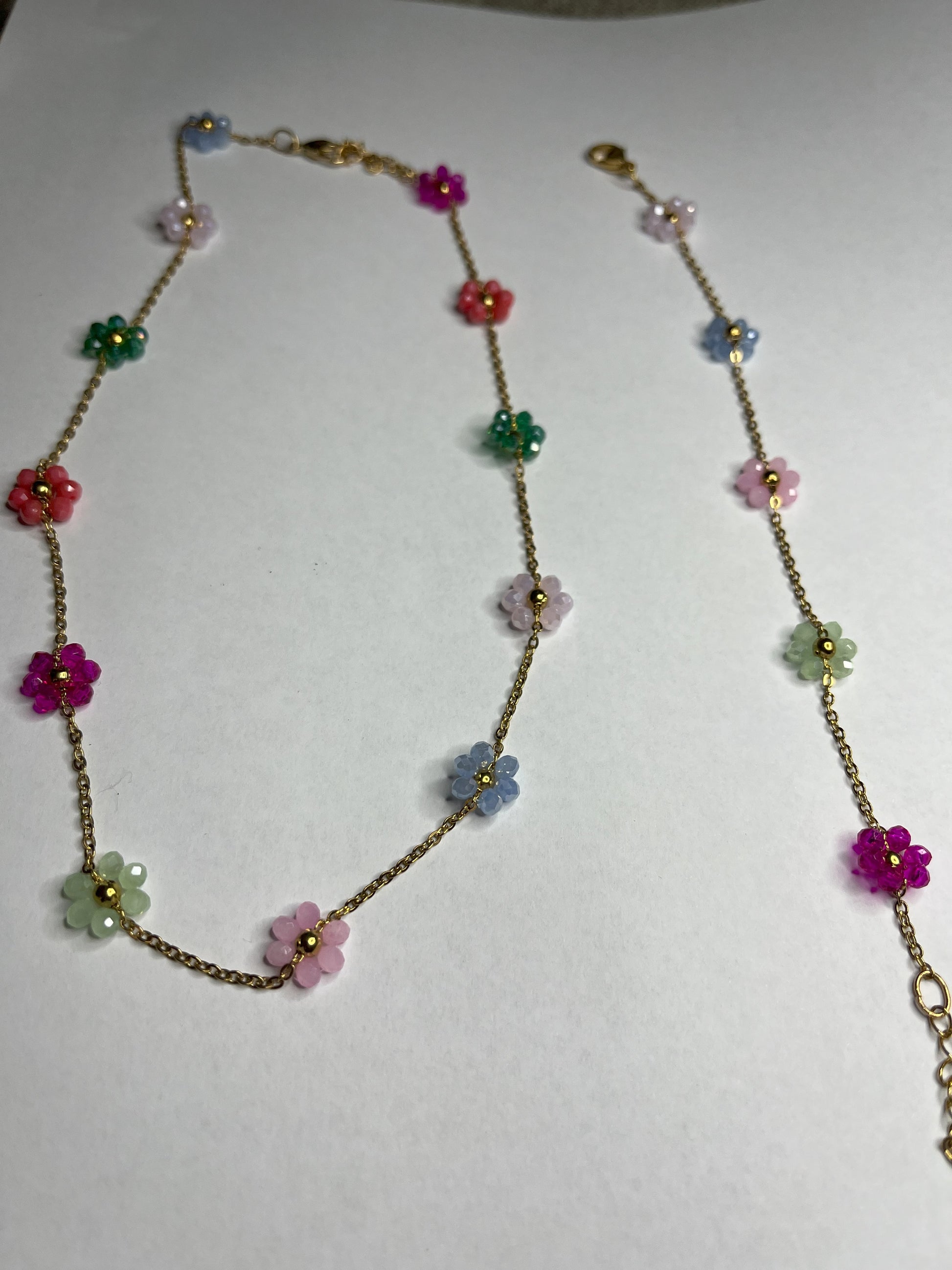 Set Bouquet con collana e braccialetto coordinati in acciaio inox con piccoli fiorellini colorati su catena dorata, stile romantico e femminile
