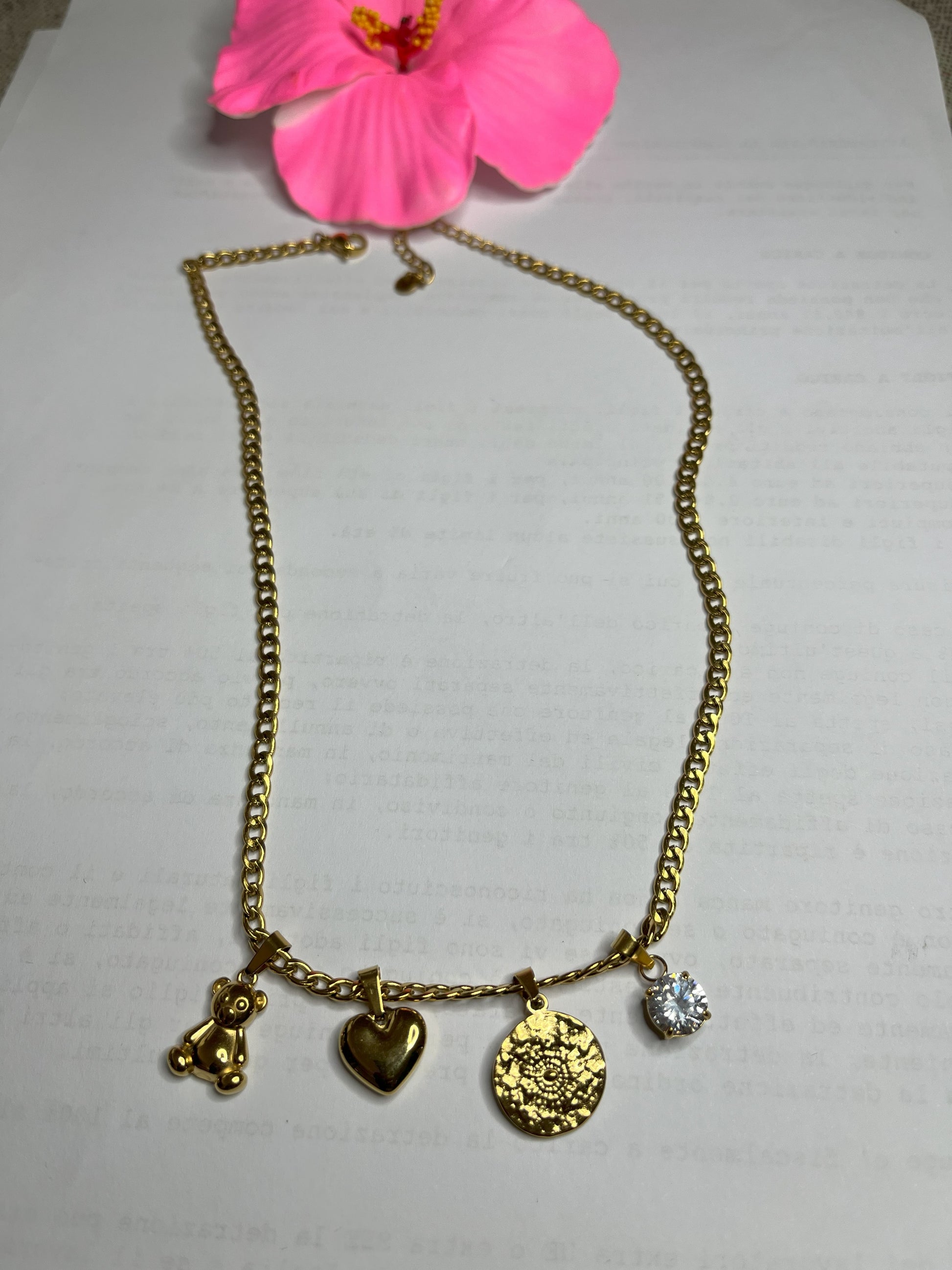 Collana Tesori Dorati in acciaio premium dorato con charm removibili: orsetto, cuore, medaglia decorativa e cristallo brillante su catena elegante