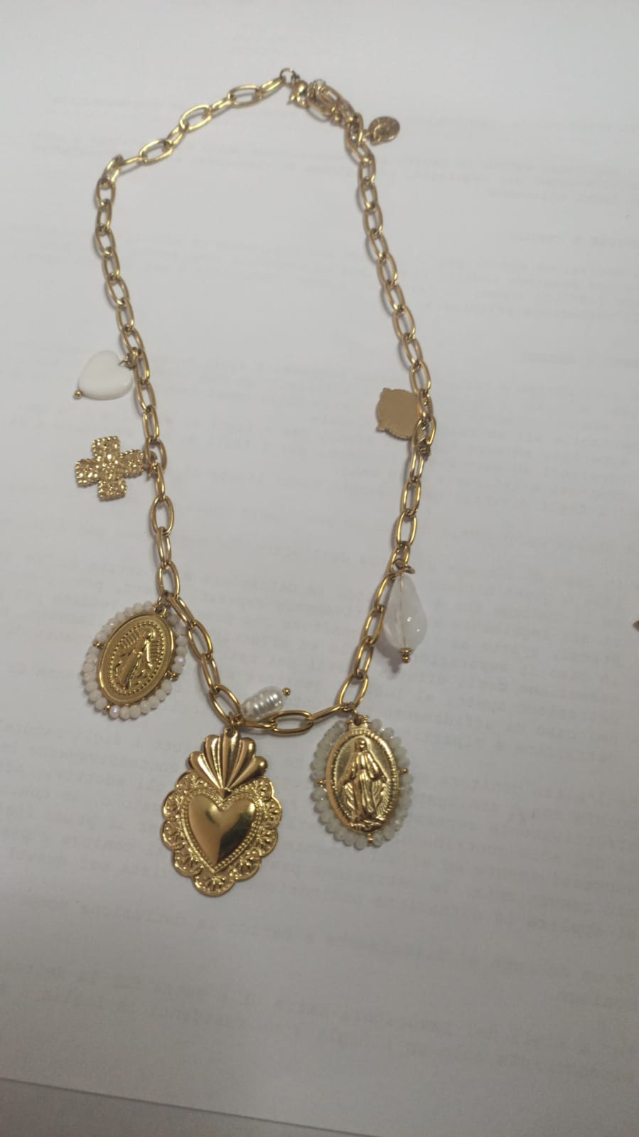 Collana Marzia lunga dorata con ciondoli vintage, featuring pendente centrale a cuore e decorazioni ornate in stile classico