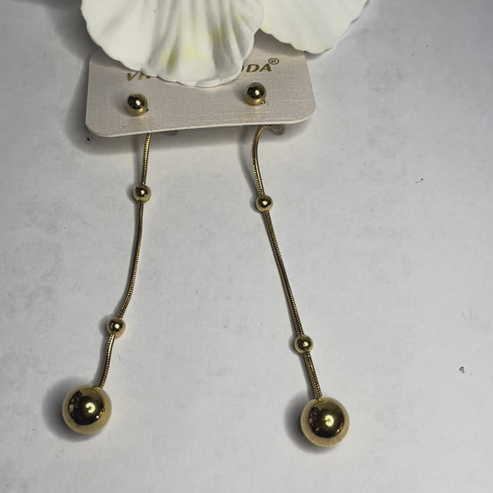 "Orecchini Sfera Pendente in acciaio 316L dorato con sfere pendenti e catena decorativa con perline"