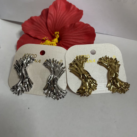 Orecchini pendenti Waterfall a cascata metallica con effetto fluido, disponibili in versione placcata oro e argento su cartoncino