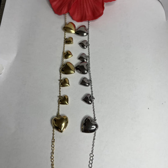  Braccialetto Cuori a Sonagli disponibile in placcato oro e argento, con cuori pendenti che creano un suono melodioso, design romantico ed elegante
