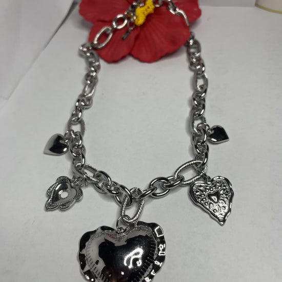 Collana in acciaio inossidabile con catena a maglie ovali e pendenti decorativi a forma di cuore