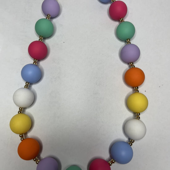 Accessorio multifunzione Color Pop Style con sfere multicolore e dettagli dorati, utilizzabile come collana, tracolla per borsa o accessorio decorativo
