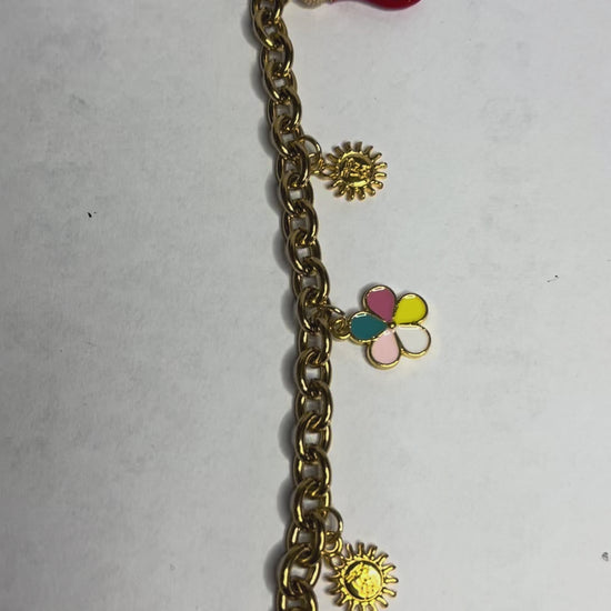 Braccialetto Amuleto Chic con catene dorate e argentate e charm portafortuna a forma di sole, fiore e cornetto rosso