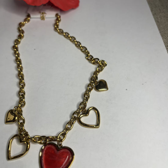 Collana Romantic Hearts rossa in acciaio 316L dorato con cuore centrale rosso e cuori pendenti