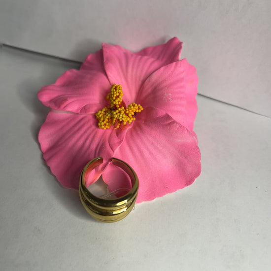 Anello Fascia Tripla placcato oro con tre fasce sovrapposte eleganti, design moderno e minimalista su fiore rosa
