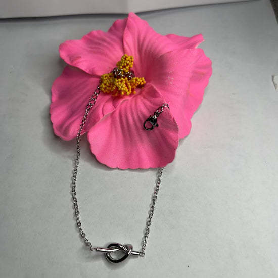 Braccialetto Giardino Magico in acciaio inox argentato con charms floreali, cuori rossi e perline colorate su sfondo grigio
