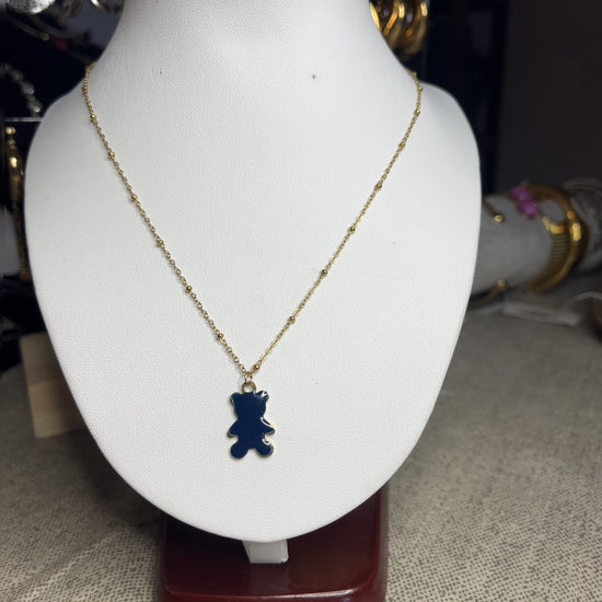 Collana Teddy con ciondolo orsetto blu in smalto e catena dorata, esposta su busto bianco