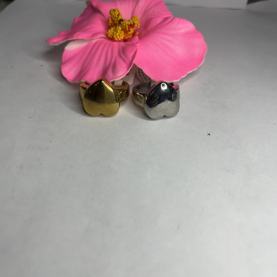 Anello Cuore Eterno con design bombato arrotondato, disponibile in versione placcata oro e argento su fiore rosa decorativo