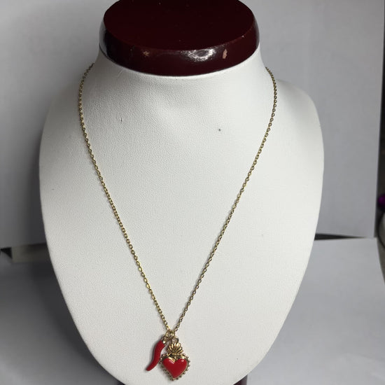 Collana Love Charm con catena dorata e doppio pendente a forma di cuore e cornetto portafortuna, disponibile in vari colori