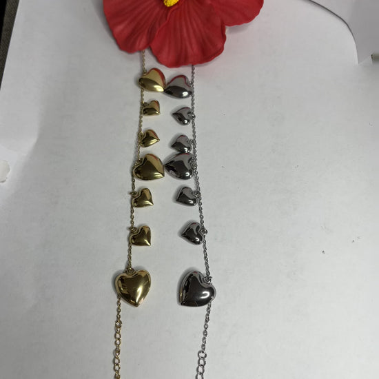  Braccialetto Cuori a Sonagli disponibile in placcato oro e argento, con cuori pendenti che creano un suono melodioso, design romantico ed elegante