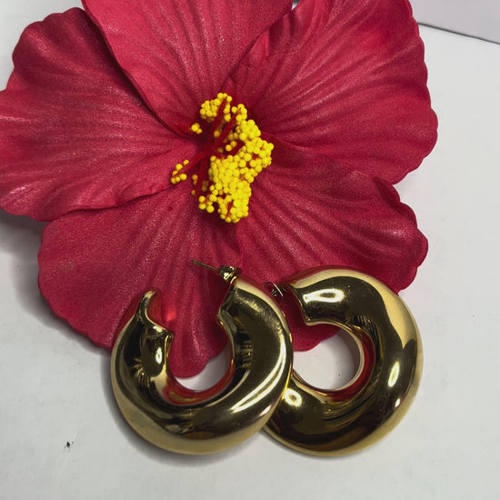  Scopri i nostri eleganti orecchini a cerchio disponibili in oro e argento. Design minimalista e qualità premium per ogni occasione. Scegli il tuo colore preferito!