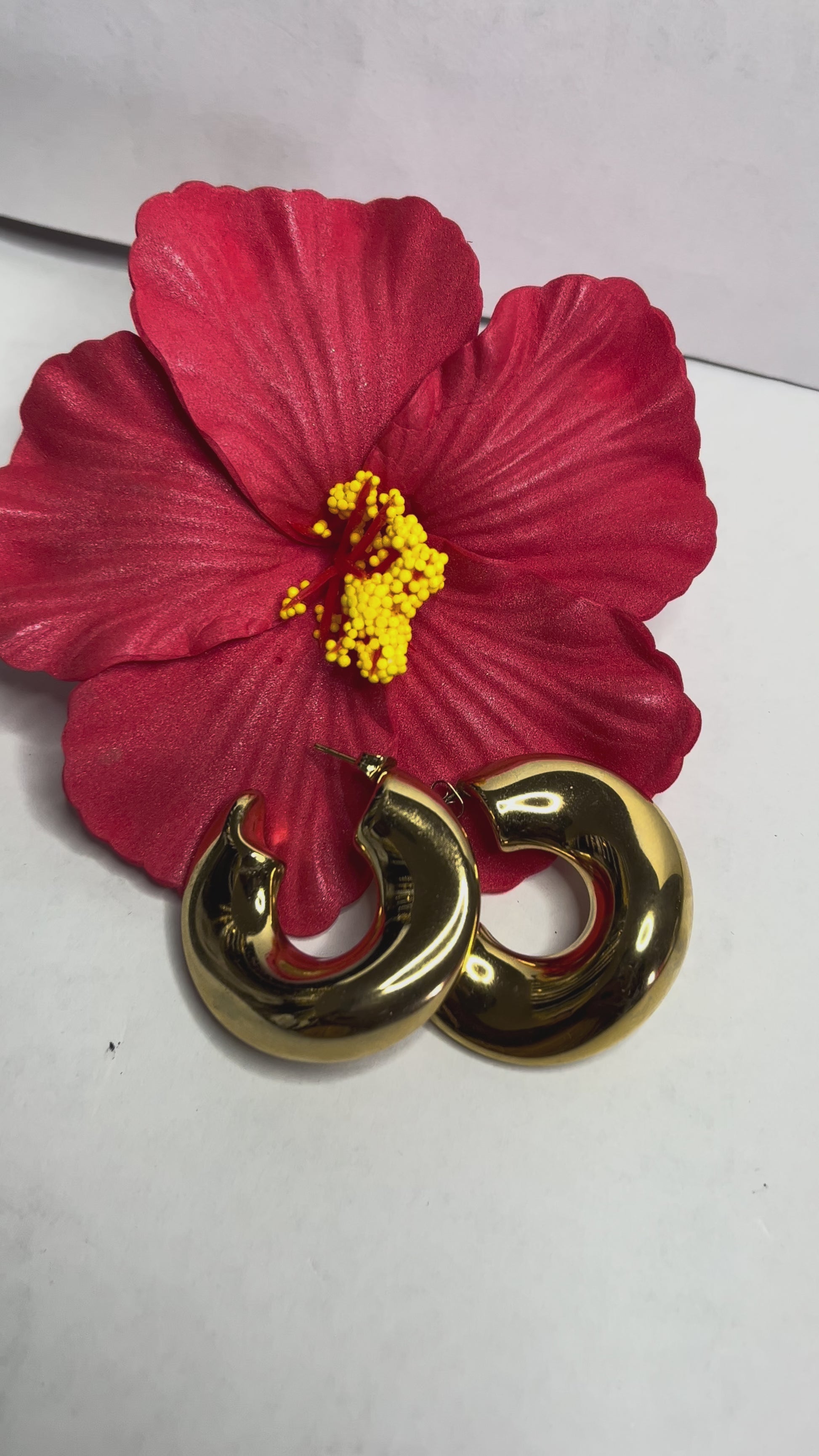  Scopri i nostri eleganti orecchini a cerchio disponibili in oro e argento. Design minimalista e qualità premium per ogni occasione. Scegli il tuo colore preferito!