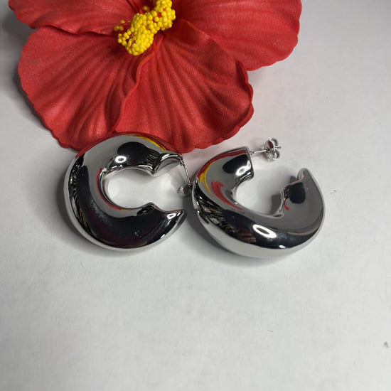  Scopri i nostri eleganti orecchini a cerchio disponibili in oro e argento. Design minimalista e qualità premium per ogni occasione. Scegli il tuo colore preferito!