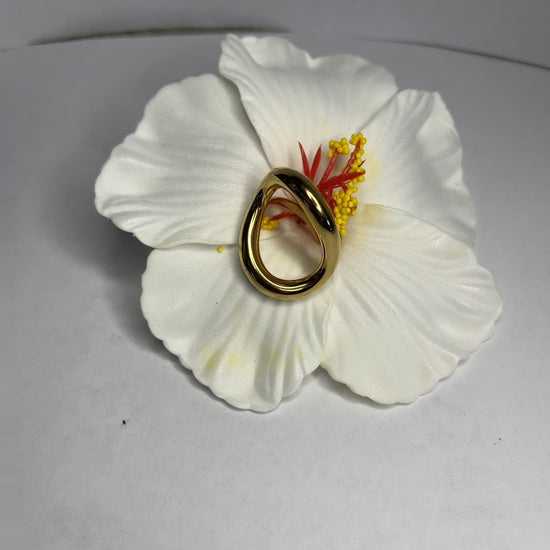 "Anello Minimal Chic in acciaio 316L dorato con design ovale allungato, completamente regolabile"