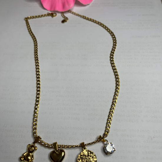 Collana Tesori Dorati in acciaio premium dorato con charm removibili: orsetto, cuore, medaglia decorativa e cristallo brillante su catena elegante