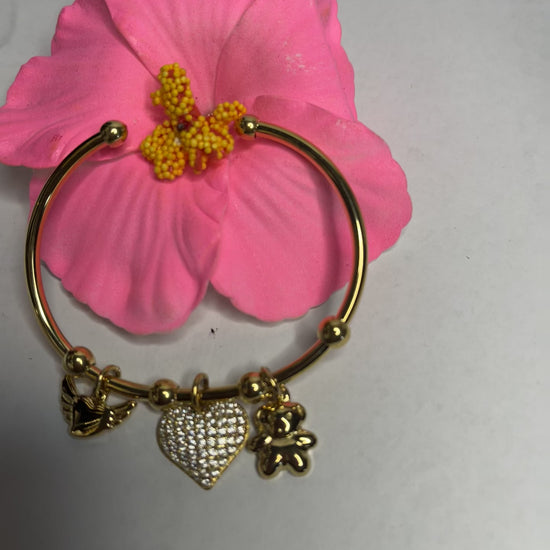 "Braccialetto Trio Charms dorato con cuore cristalli, fiore decorativo e charm elegante"