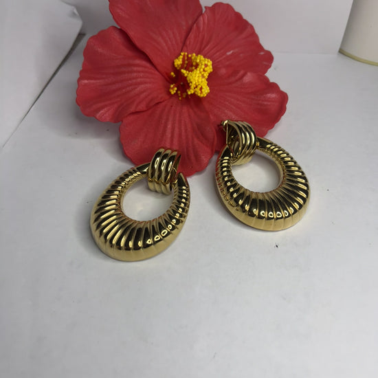 Orecchini Prestige Vintage Anni 80 placcati oro con design a cerchio scanalato, stile retrò elegante su sfondo bianco con fiore rosso decorativo