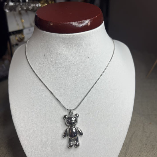 Collana Orsetto dei Sogni in acciaio premium con delicato ciondolo orsetto, variante placcato argento, esposta su busto espositore 
